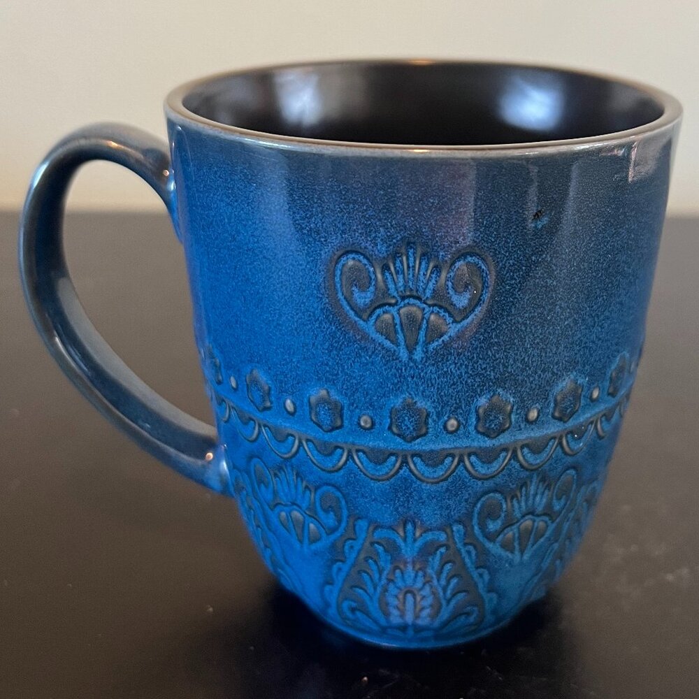 Gibson ELITE Blue Glazed Coffee Mug Black Embossed Damask Floral 16oz Tea Cup